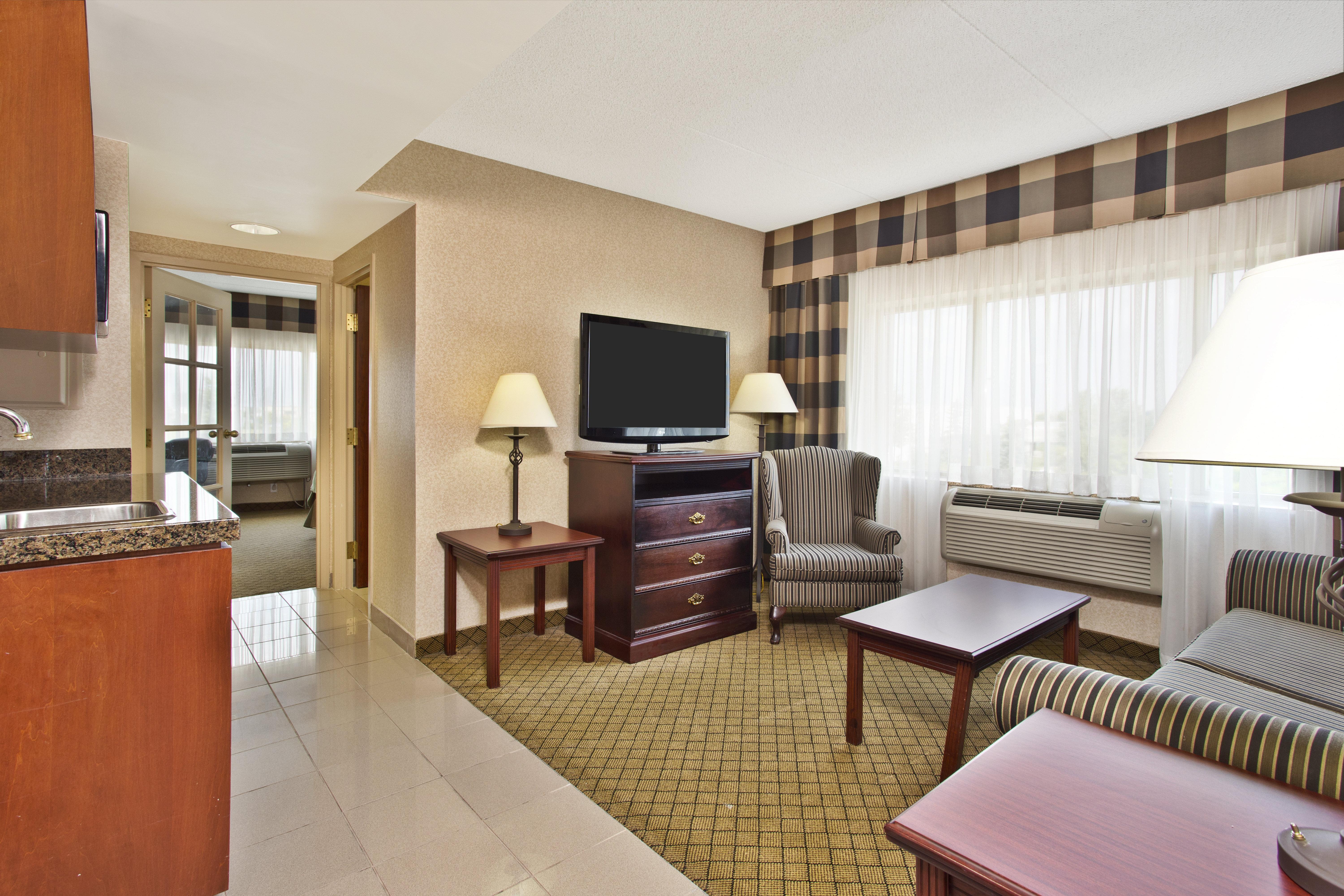 Отель Glo Best Western Mississauga Corporate Centre Экстерьер фото